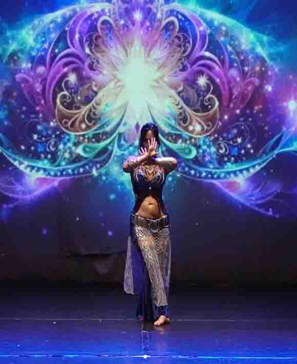 Bailarina escuchando su cuerpo por dentro · interocepción · Escuela de Danza Oriental Ishtar